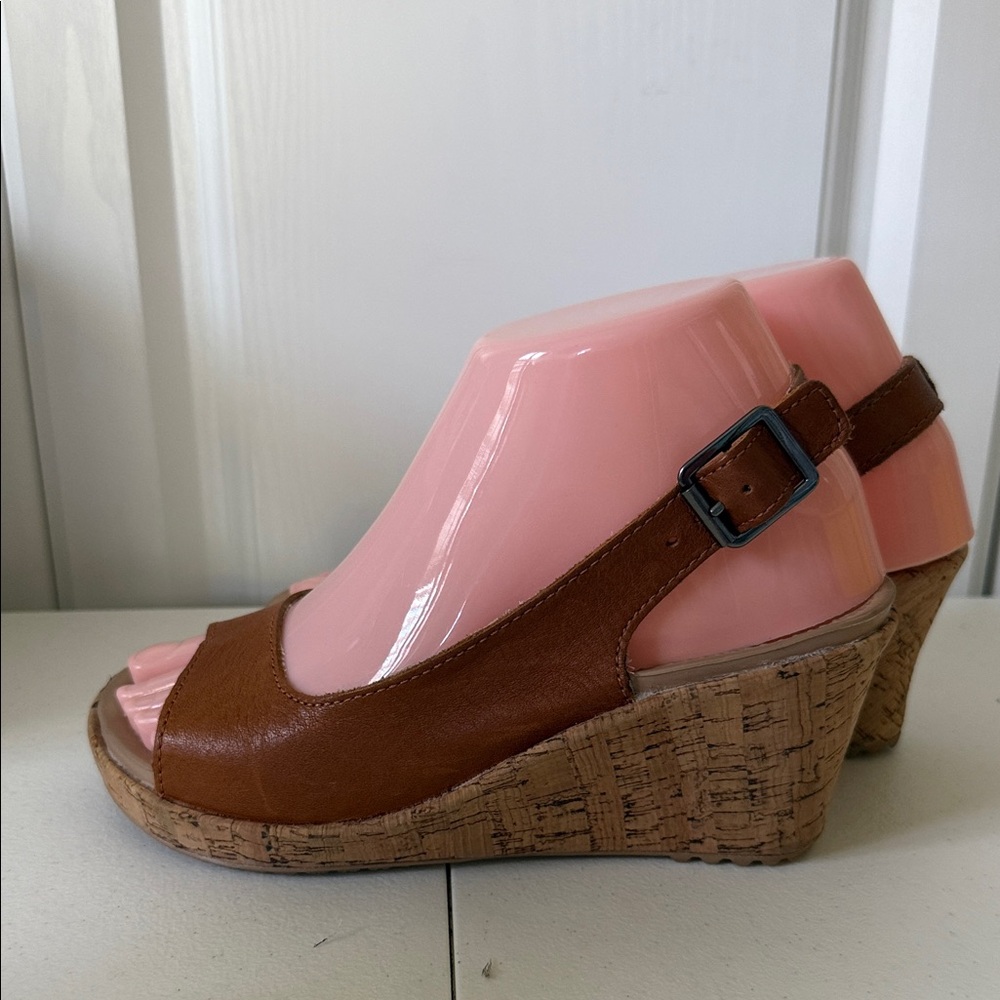 CROCS A Leigh Leather Tan 2-1/2” Cork Wedge Heel Sandals (sz 6) - Picture 3 of 6